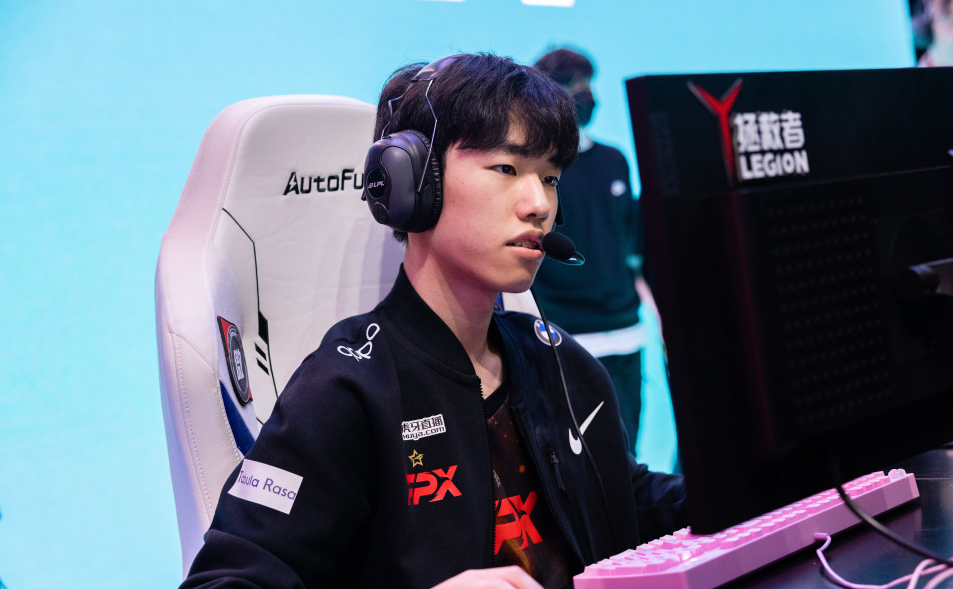 关于DFM险胜FPX，ShowMaker开启传奇时刻焦点之战小组赛，成为赛场最大亮点的信息