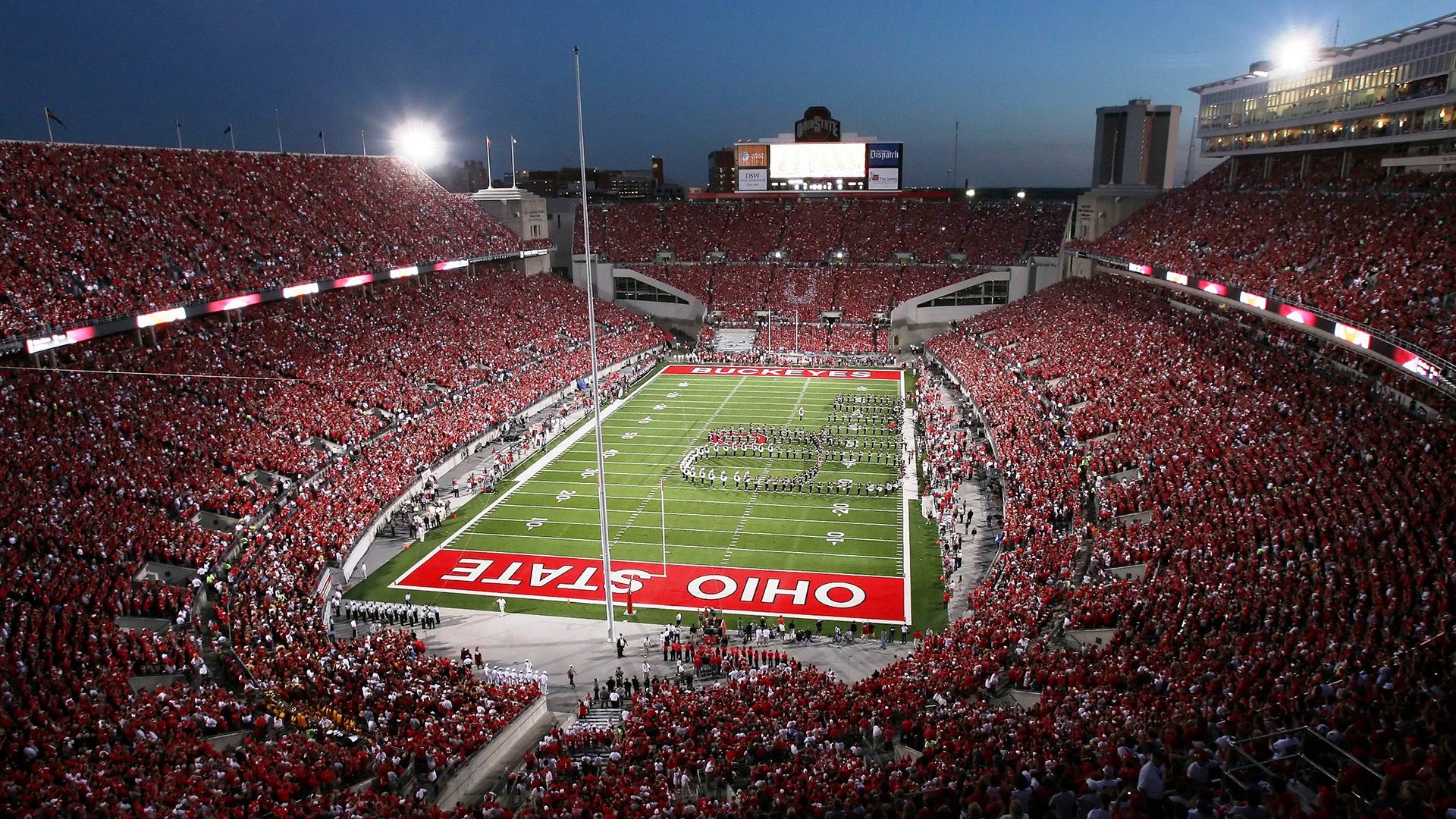 当足球风暴席卷F1赛道，哥伦比亚冲垮喀麦隆，迪马利亚如何接管街道赛？